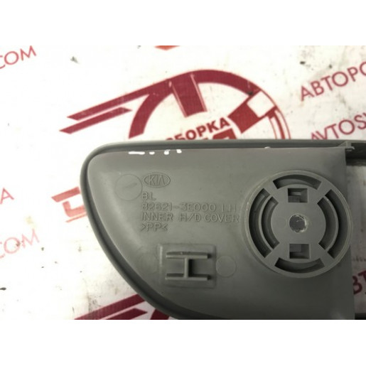 Накладка внутрішньої лівої ручки Kia Sorento 2002-2009 826213E000